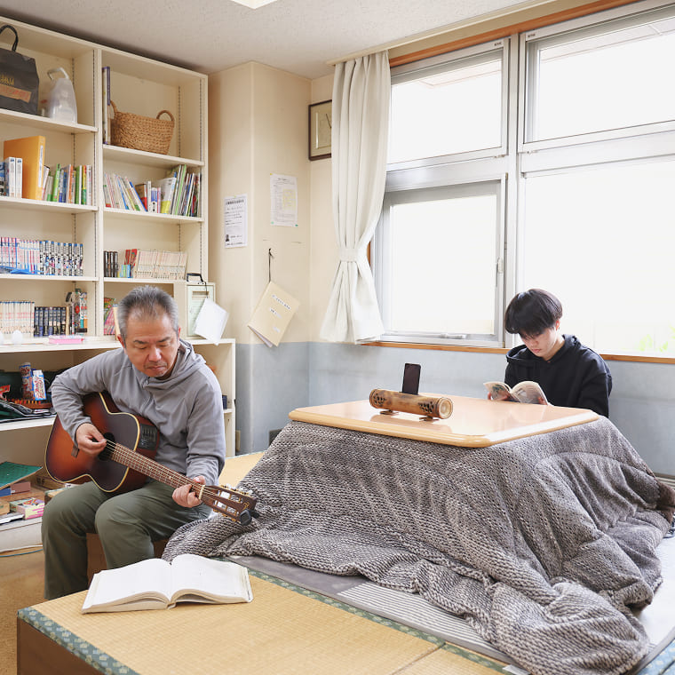 くつろぐスペースで自由に過ごす利用者様