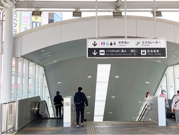 歩道橋を渡った先のエスカレーター