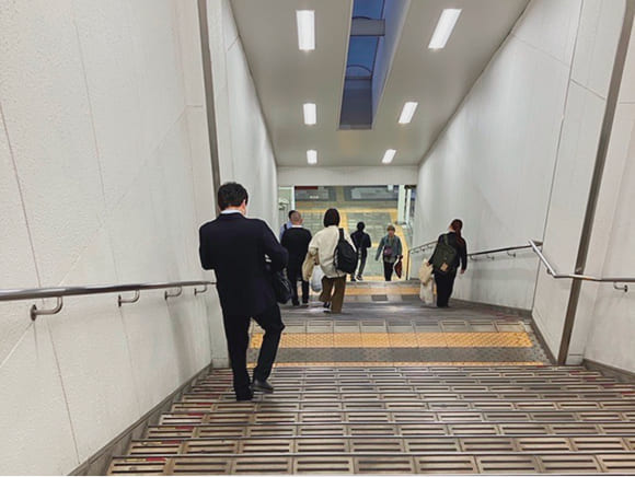 左手の階段