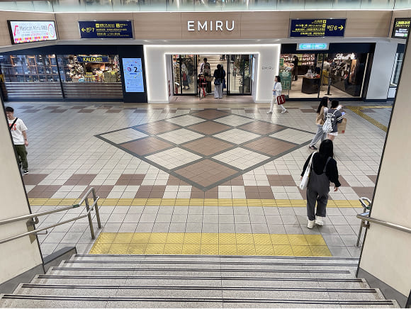 阪急高槻市駅正面の改札階段