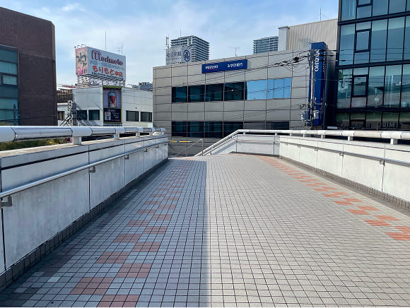阪急高槻市駅近くの歩道橋
