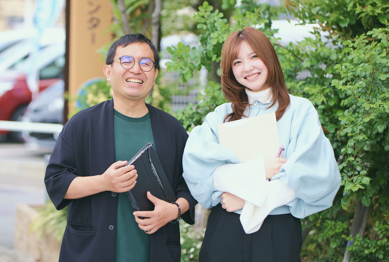 笑顔で迎えるセンター長と女性スタッフ
