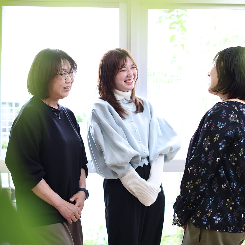談笑する3名の女性職員